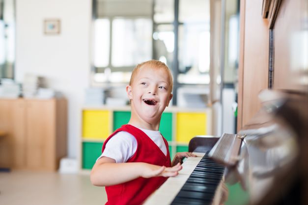 downsyndrome boy playing piano